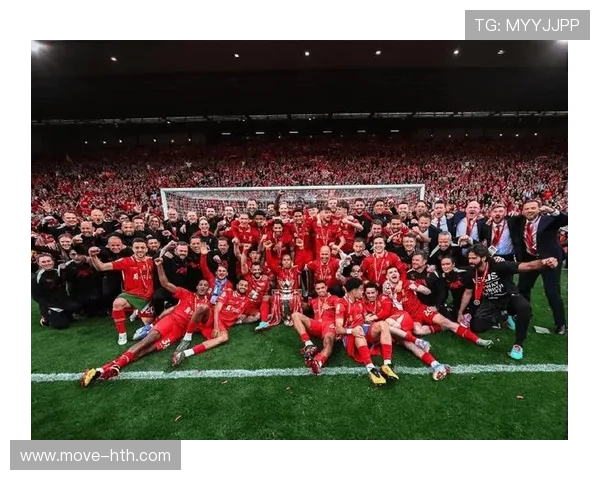 足球教练与国际球星亲密合影 展现团队合作与全球足球魅力